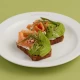 Avokado i losos tartin