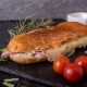Lepinja sa kajmakom i šunkom
