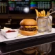 Cheeseburger i pomfrit