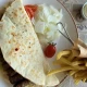 Ćevapi na domaćoj tortilji sa kajmakom